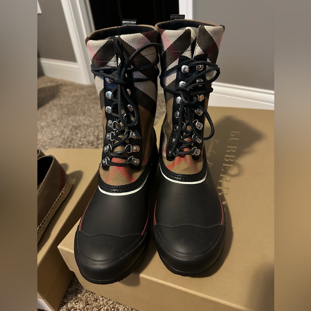 BRAND NEW Burberry mid calf rain boot in box - Picture 2 of 5